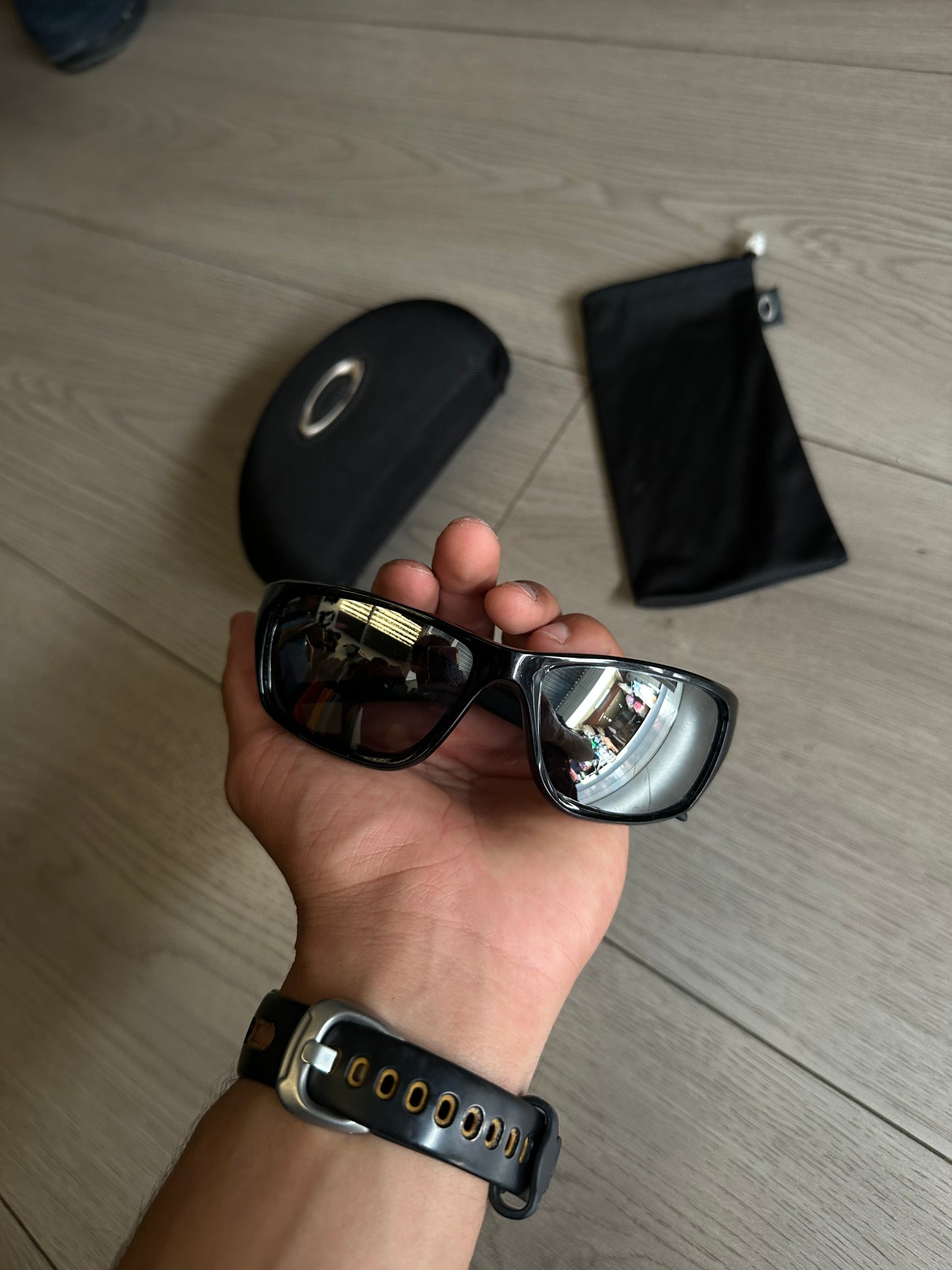 Oakley Canteen Sunglasses – Full Set (Black Frame / Grey Lens)